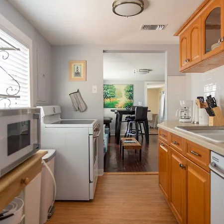 Cozy 2 Bedroom Home Minutes From Beach & Bars